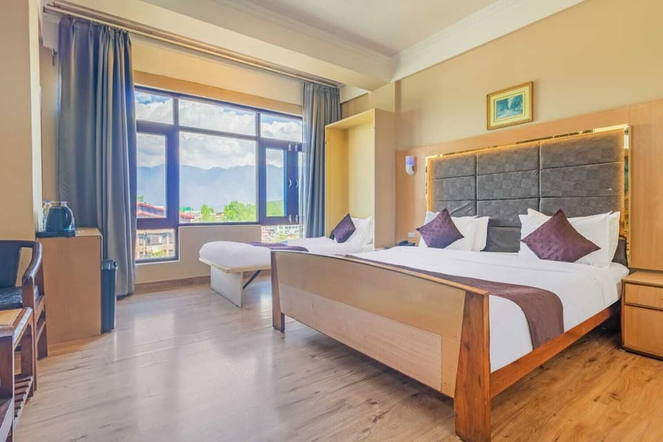 Deluxe Double Room, Lake View | Bathroom | Shower, free toiletries, slippers, towels