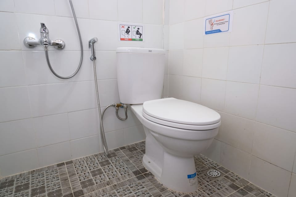 Standard Double Room | Bathroom | Shower, rainfall showerhead, towels