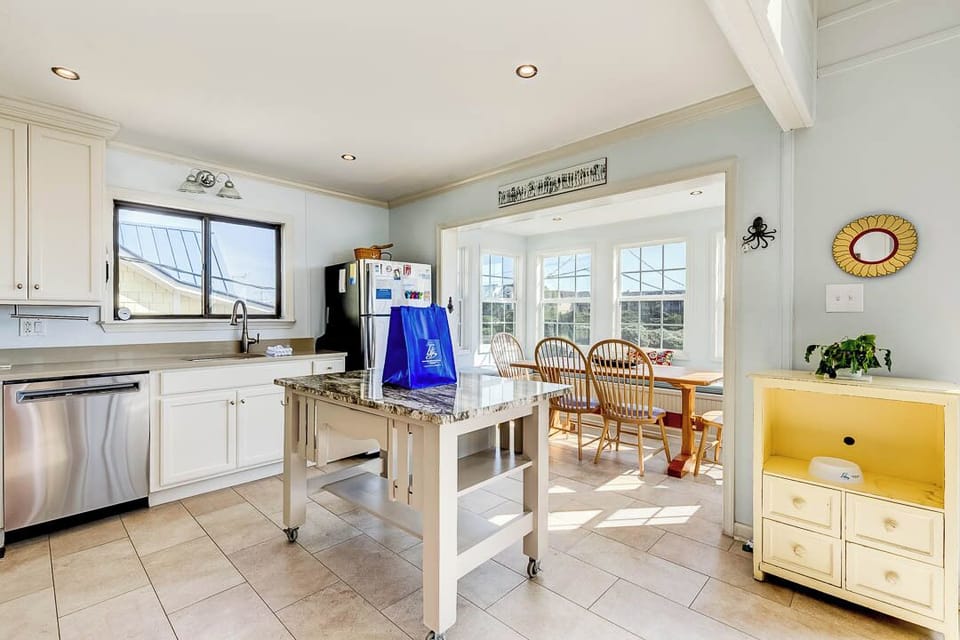 Mid-Level Kitchen with Bar (seats 2)