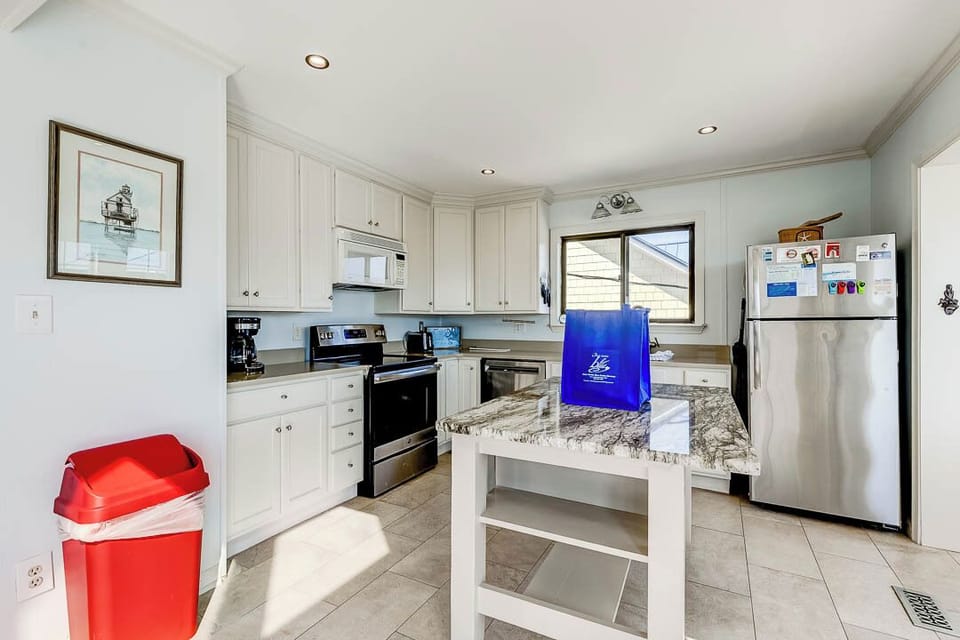 Mid-Level Kitchen with Bar (seats 2)