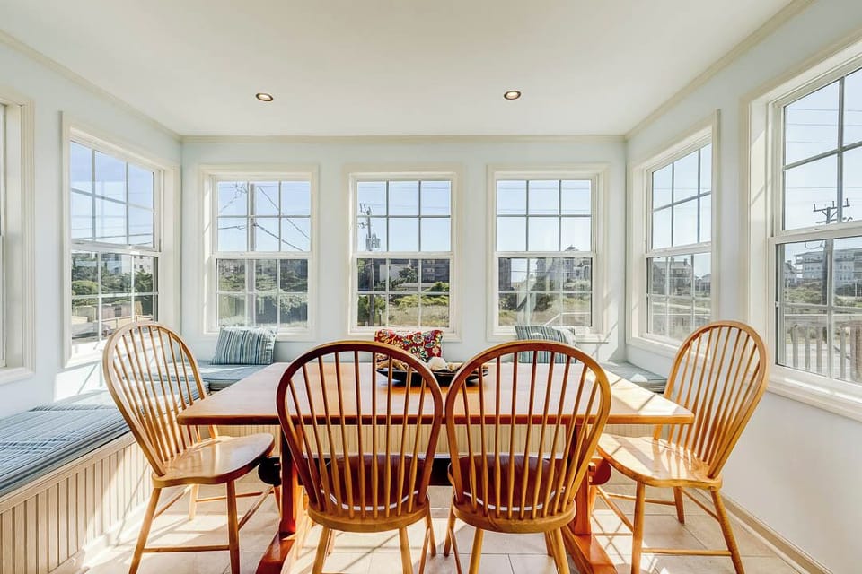 Mid-Level Dining Room with Table (seats 6)