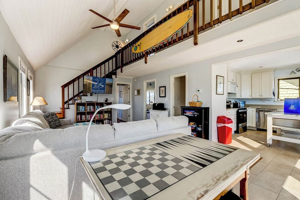 Mid-Level Living Room with Deck Access