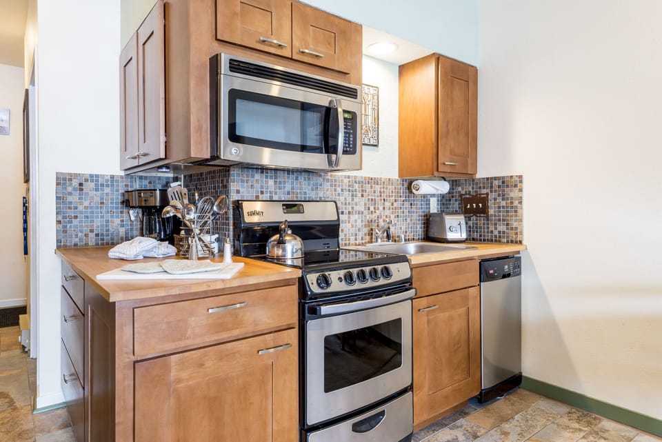 Fully equipped kitchen, stainless steel appliances and soft-close drawers!