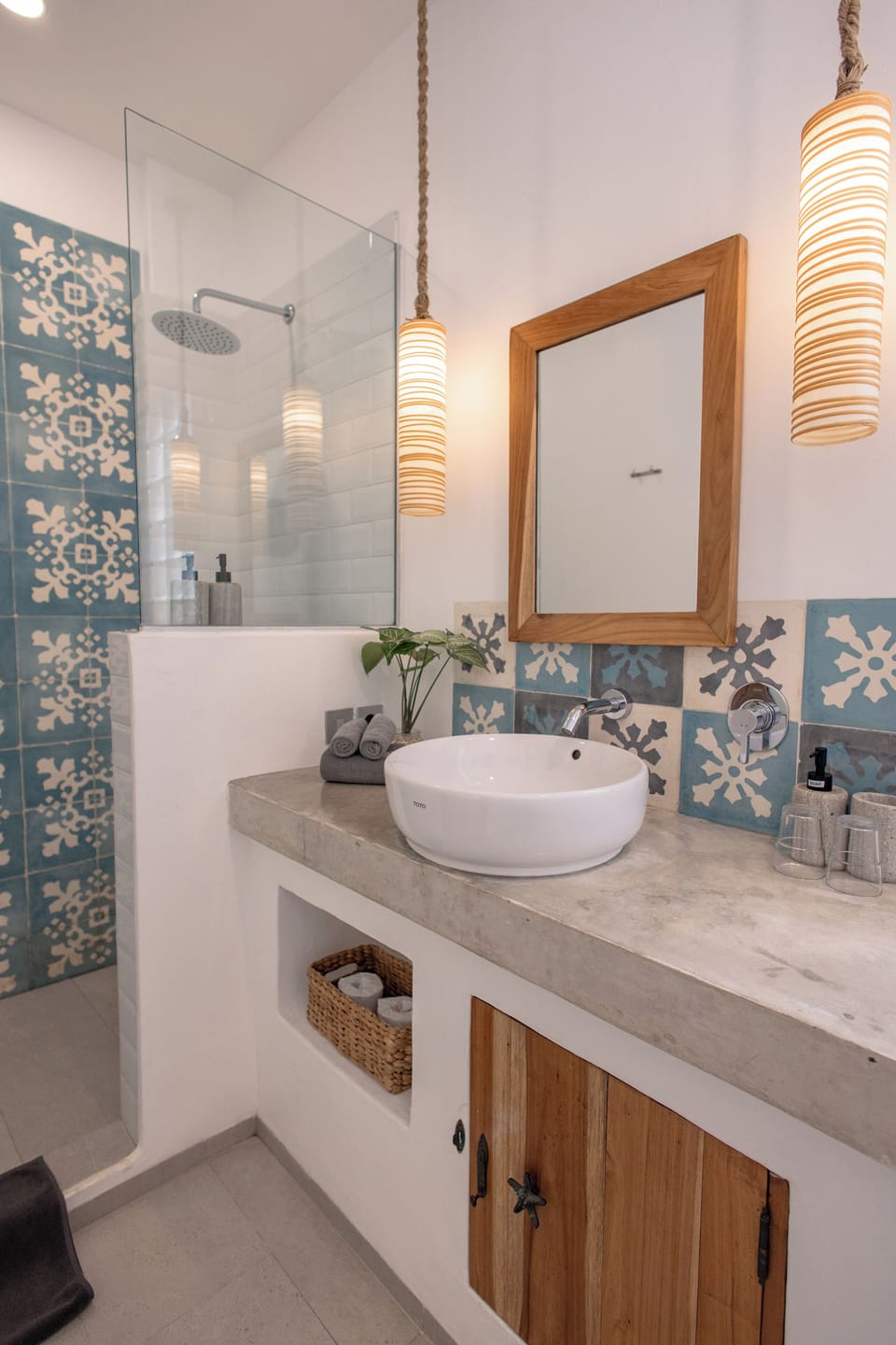 Twin Room | Bathroom | Shower, towels, soap, shampoo