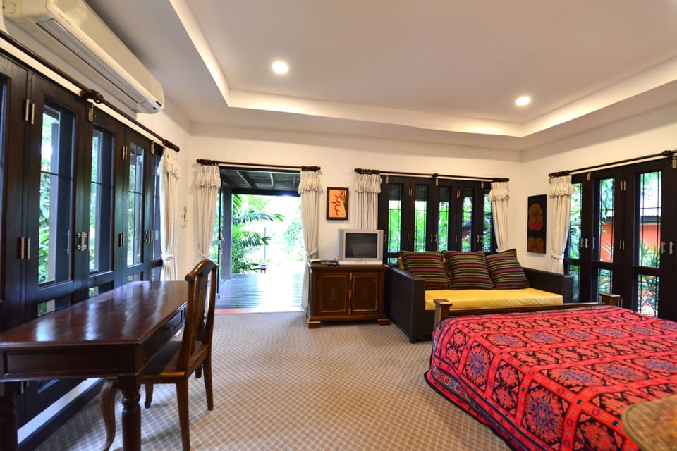 Deluxe Cottage, River View | Free WiFi, bed sheets