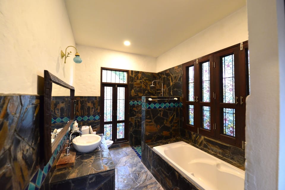 Deluxe Cottage, River View | Bathroom | Free toiletries, hair dryer, slippers, towels