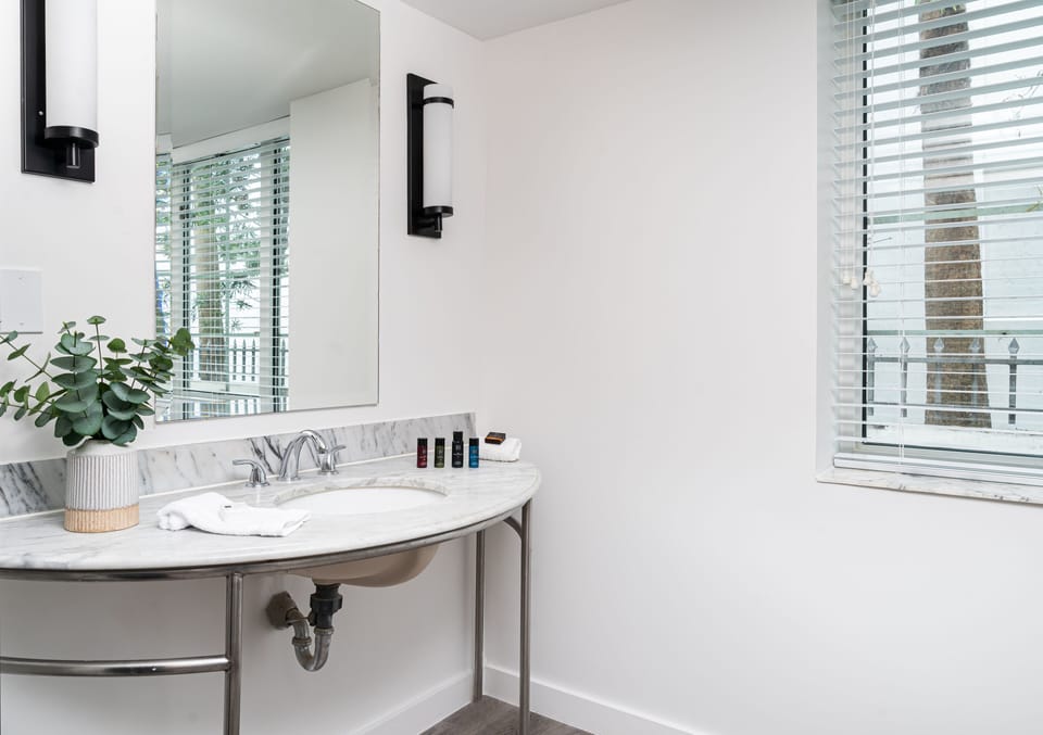 Combined shower/tub, designer toiletries, hair dryer, towels