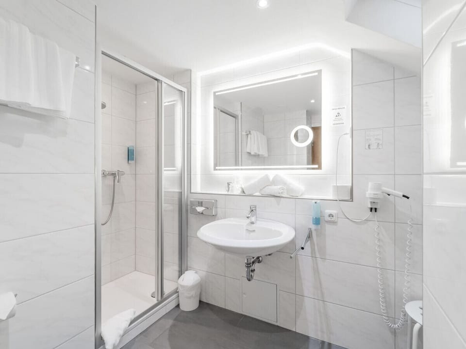 Triple Room | Bathroom | Combined shower/tub, hair dryer, towels, soap