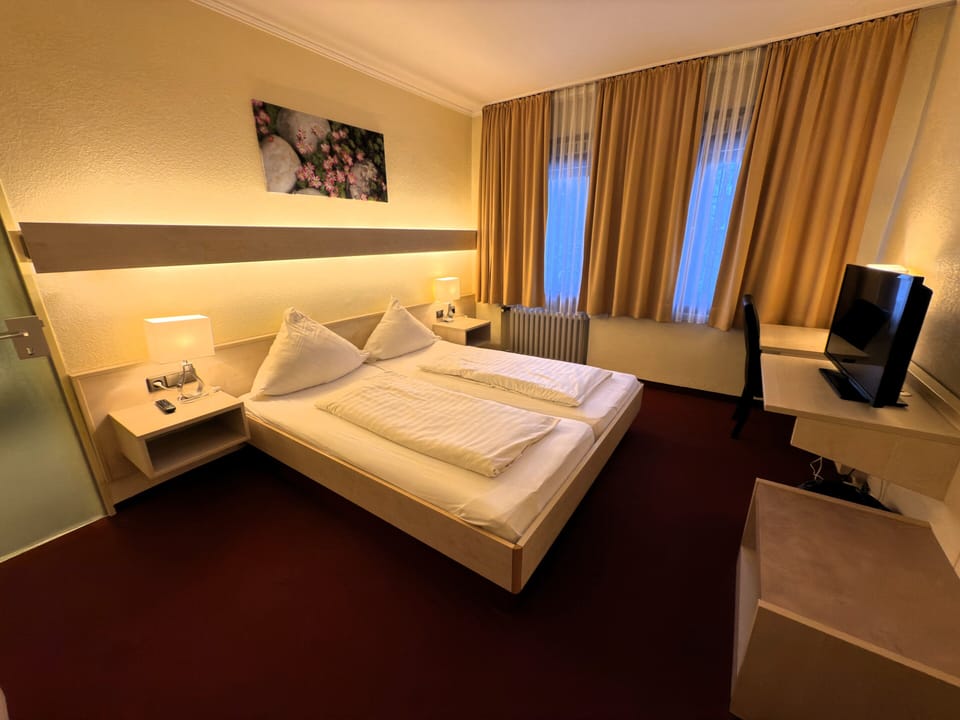 Comfort Double Room | Desk, iron/ironing board (on request), WiFi (free), bed sheets
