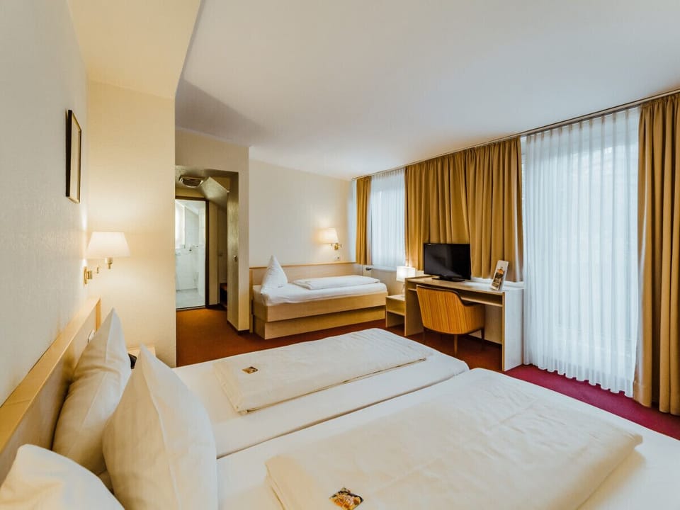 Triple Room | Desk, iron/ironing board (on request), WiFi (free), bed sheets