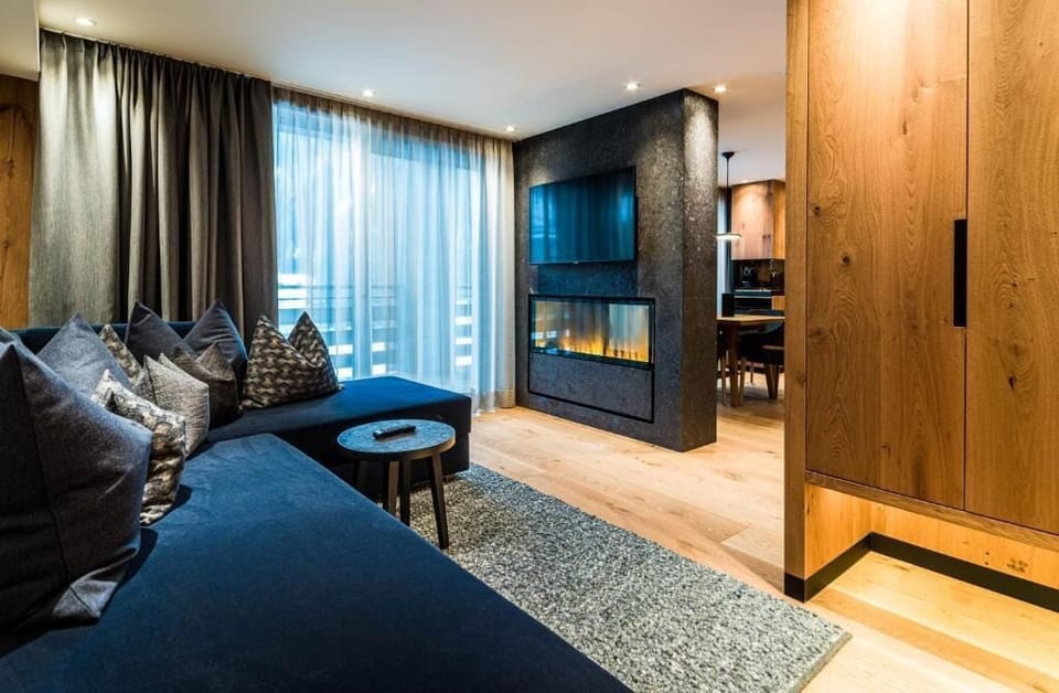 Signature Suite | Living area | Flat-screen TV