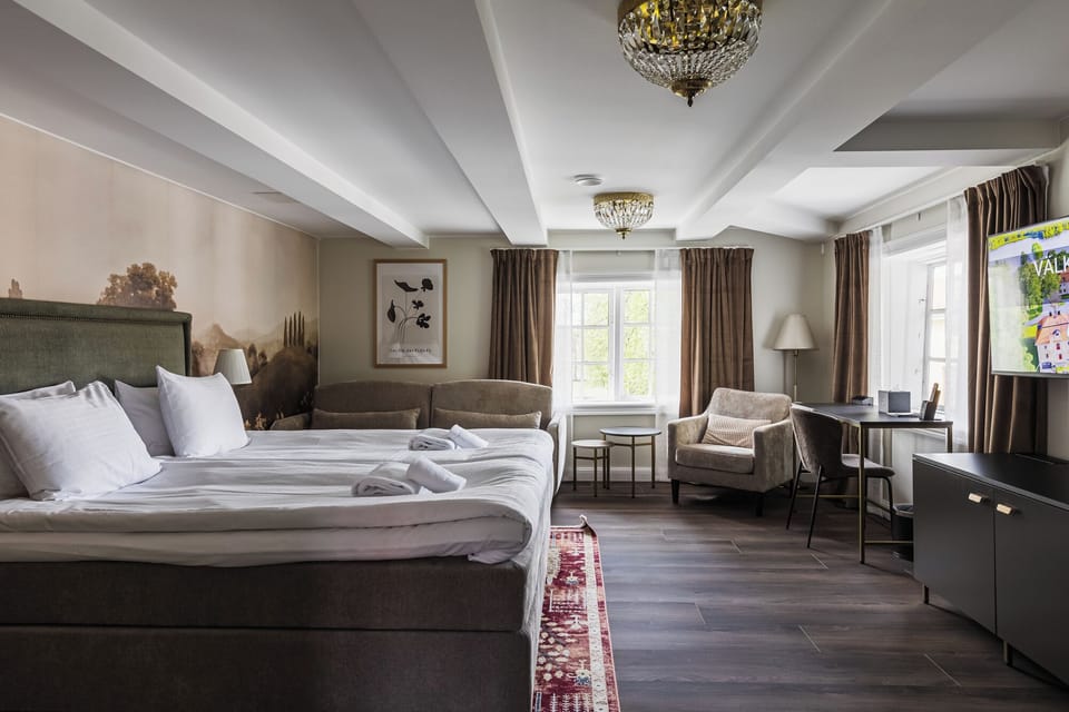 Manor Executive Suite | Desk, laptop workspace, soundproofing, iron/ironing board (on request)