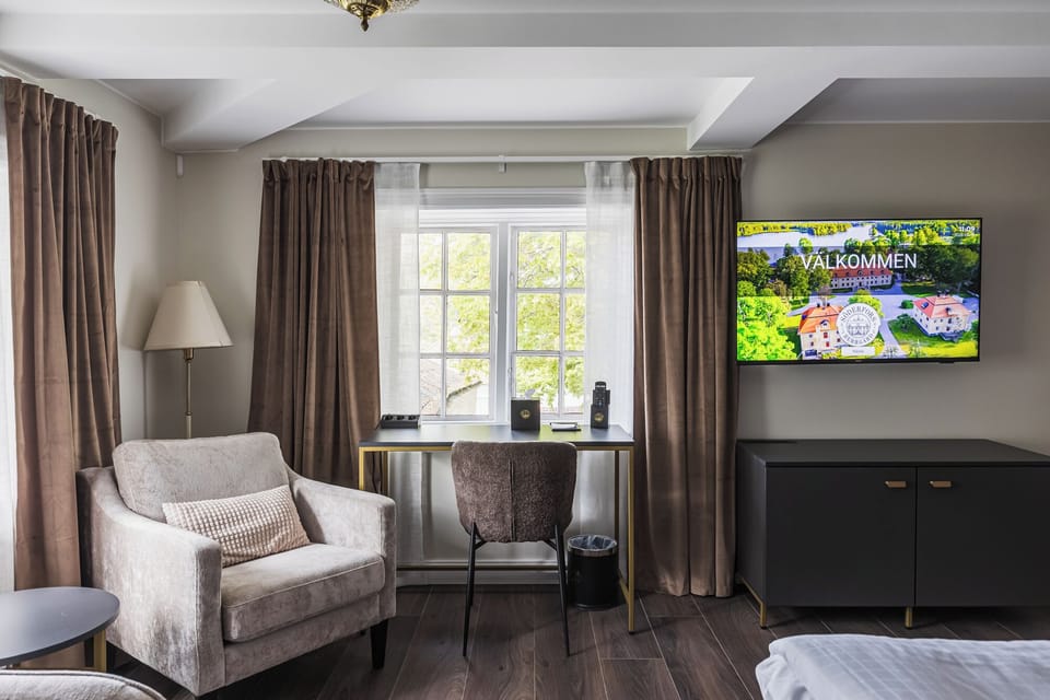 Manor Executive Suite | Desk, laptop workspace, soundproofing, iron/ironing board (on request)