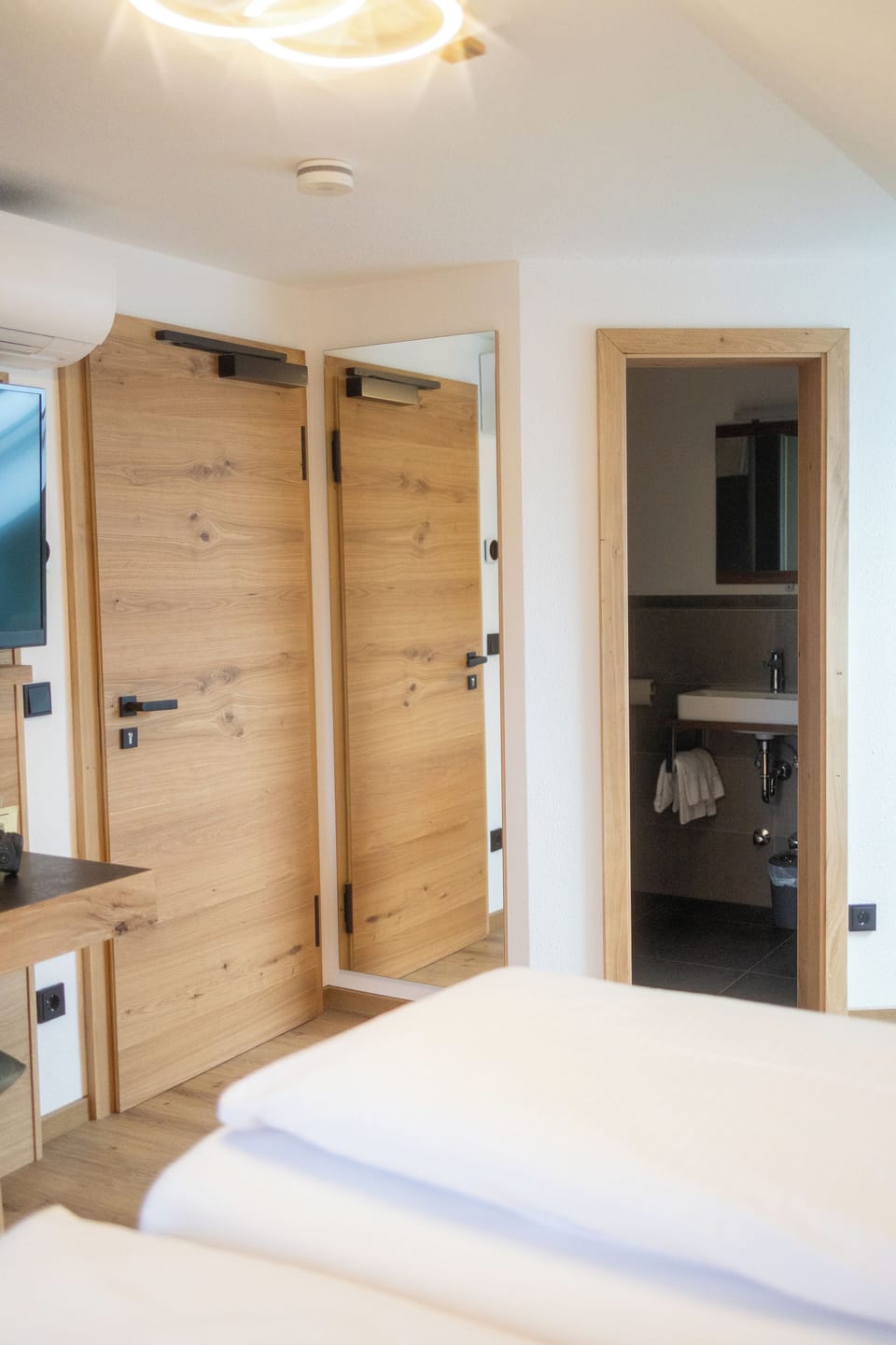 Triple Room | Desk, free WiFi