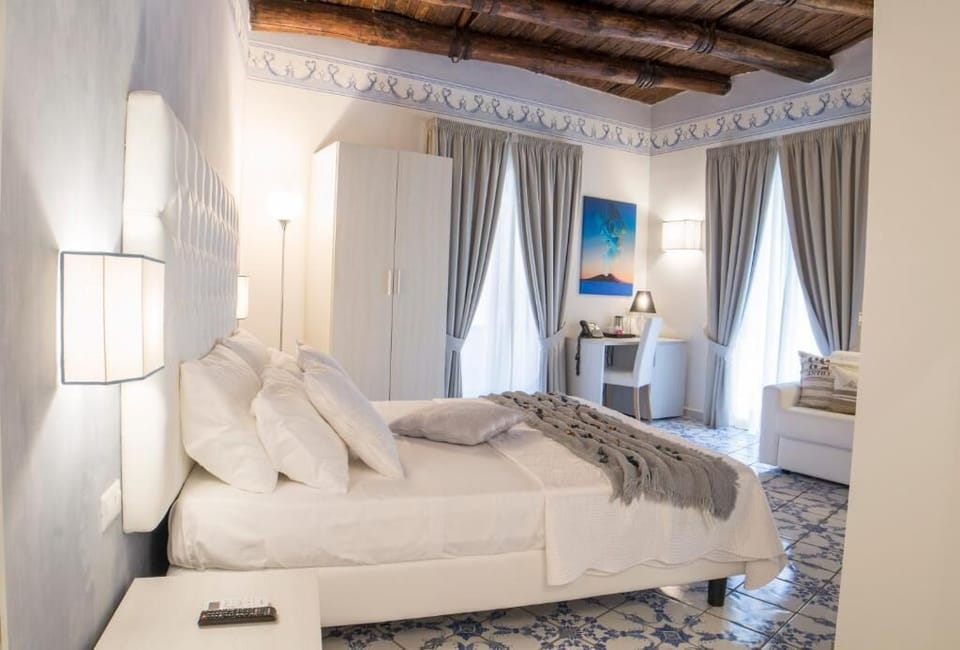 Studio Suite | Minibar, in-room safe, individually decorated, individually furnished