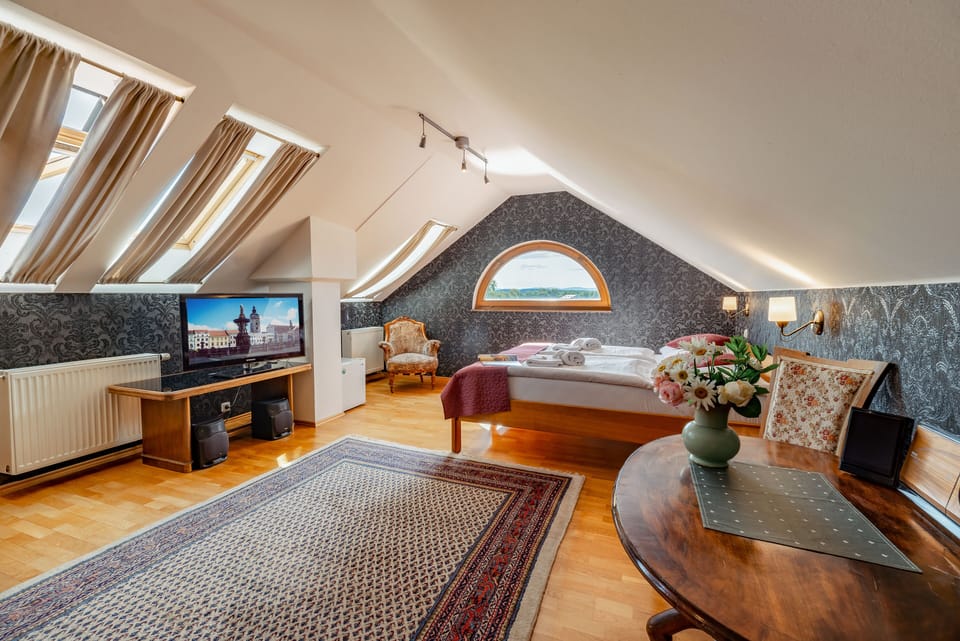 Apartment | In-room safe, desk, iron/ironing board (on request), rollaway beds