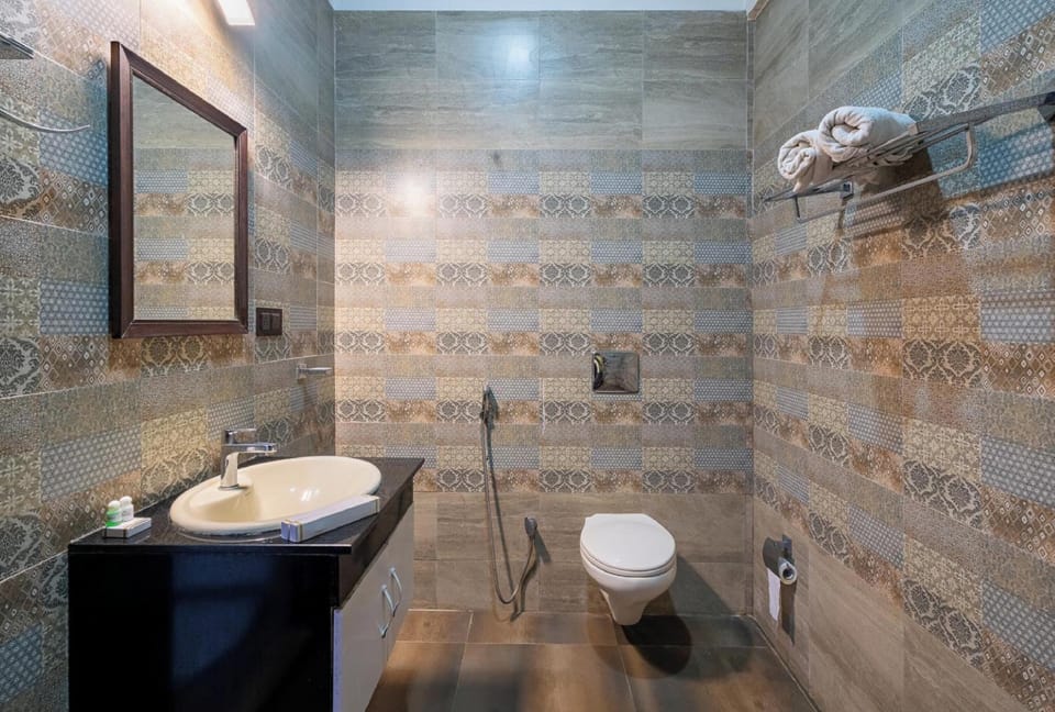 Shower, rainfall showerhead, free toiletries, slippers
