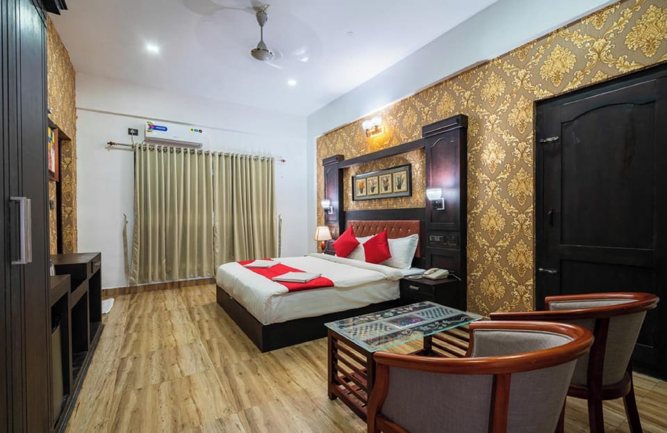 Premium bedding, in-room safe, desk, blackout drapes