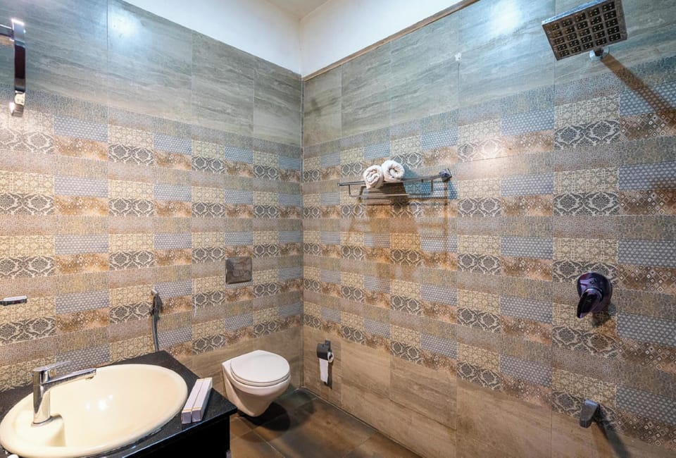 Shower, rainfall showerhead, free toiletries, slippers