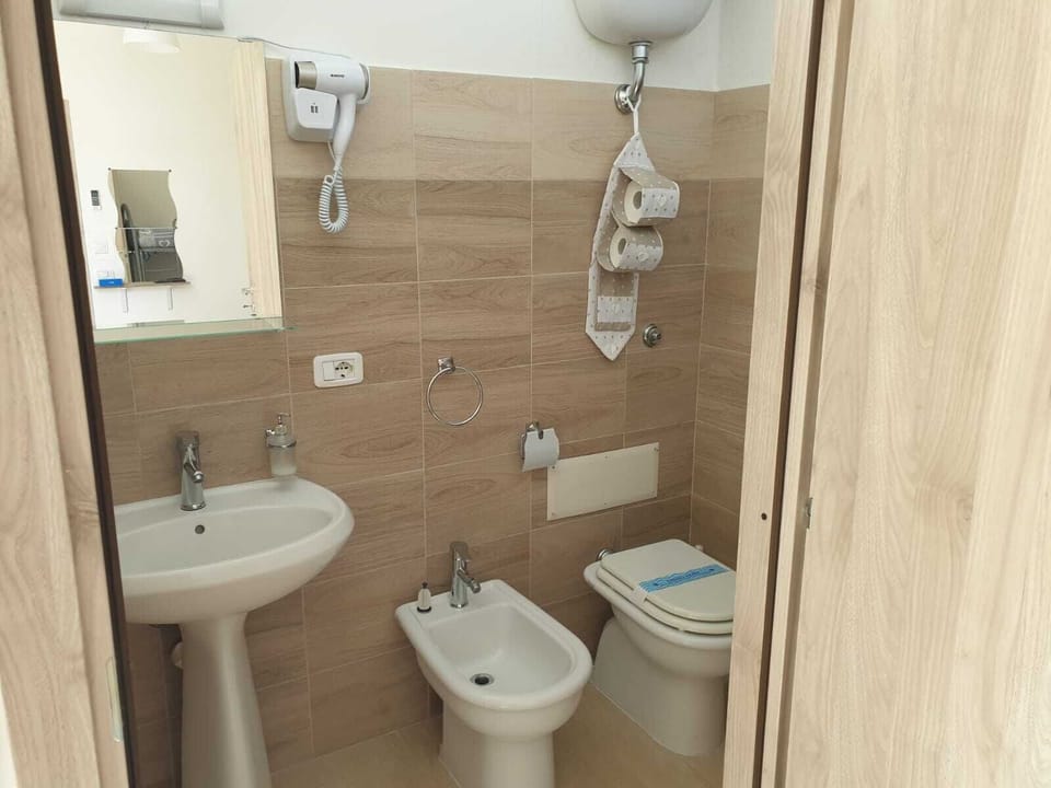 Comfort Quadruple Room, City View | Bathroom | Shower, rainfall showerhead, hair dryer, bidet