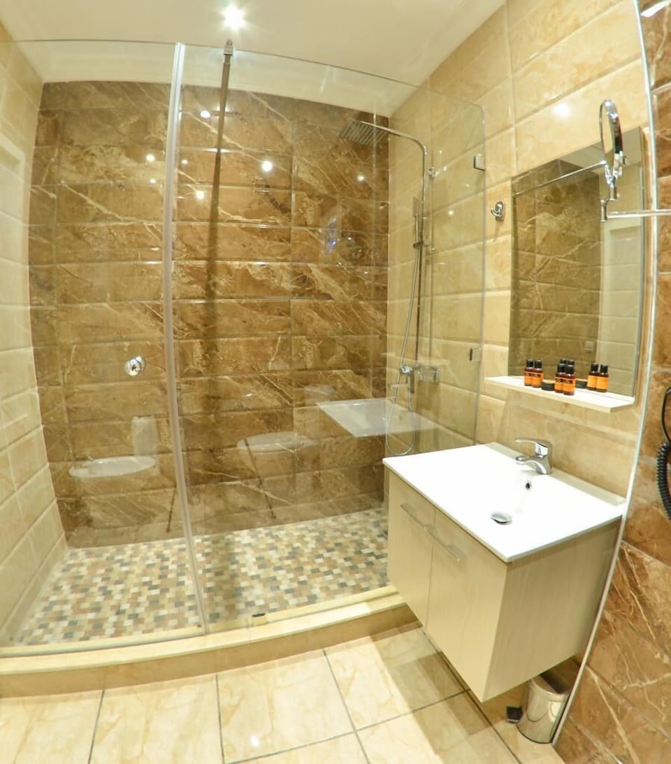 Family Suite, 2 Bedrooms, Pool View | Bathroom | Free toiletries, hair dryer, bidet, towels