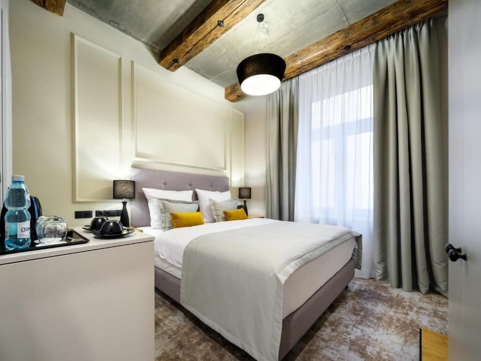 Hypo-allergenic bedding, minibar, in-room safe, desk