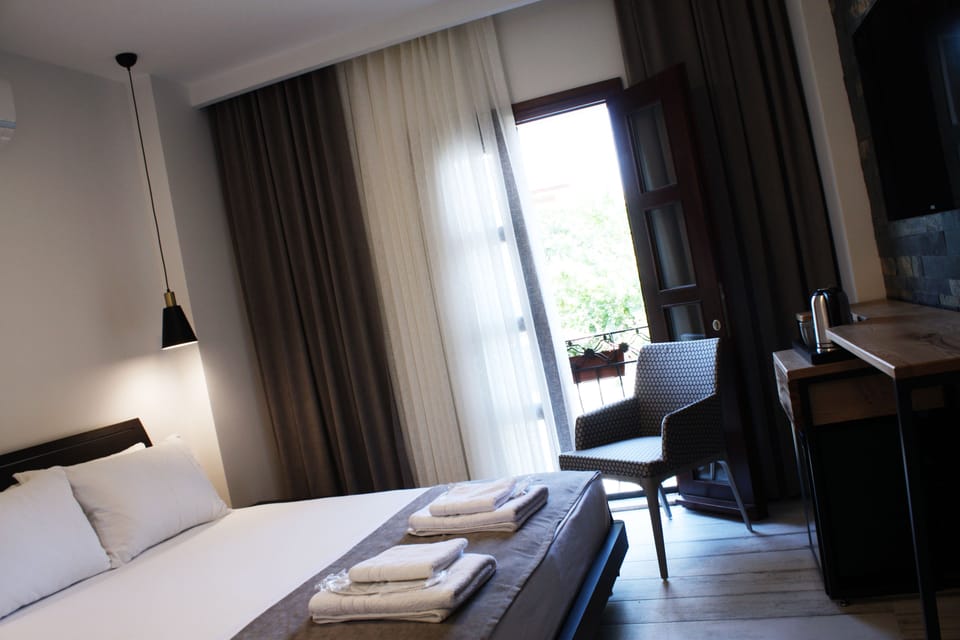Standard Room | Minibar, in-room safe, iron/ironing board (on request), WiFi (free)