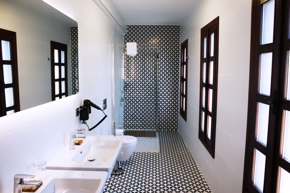 Luxury Room | Bathroom | Shower, rainfall showerhead, free toiletries, hair dryer