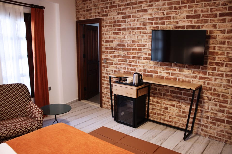 Deluxe Room | Minibar, in-room safe, iron/ironing board (on request), WiFi (free)