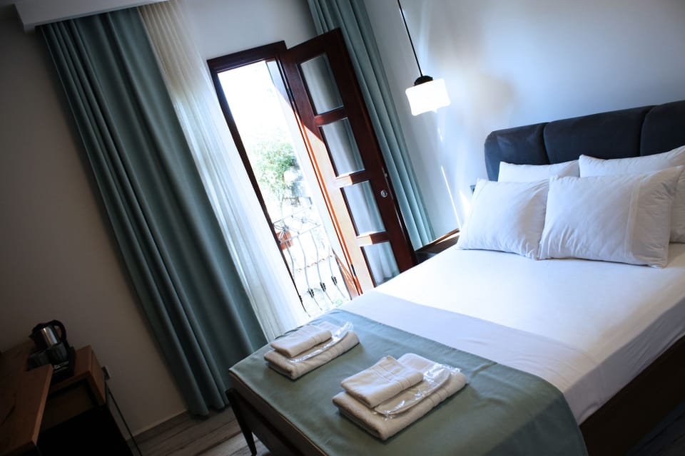 Standard Room | Minibar, in-room safe, iron/ironing board (on request), WiFi (free)