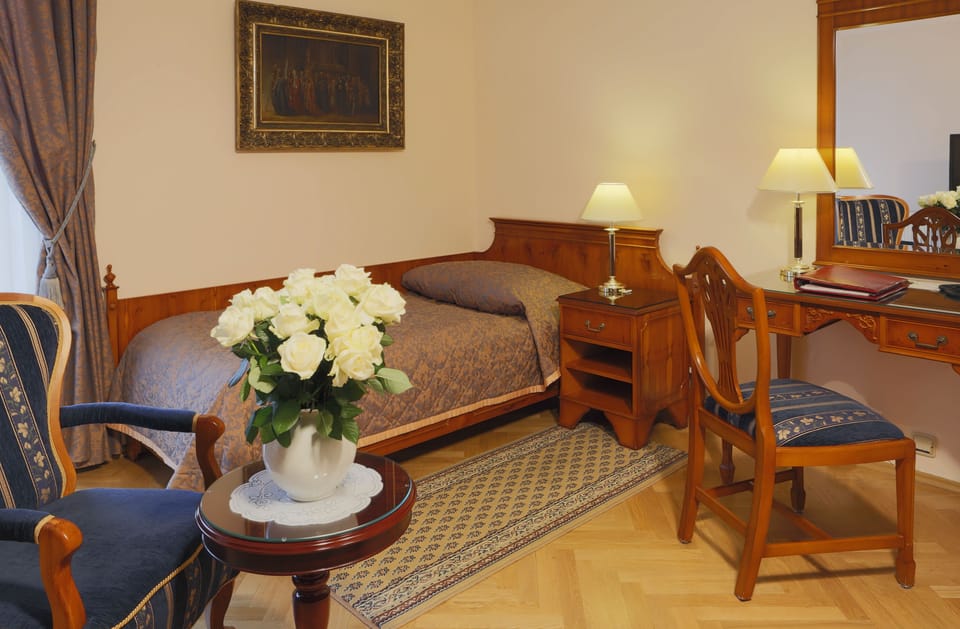 Standard Single Room | In-room safe, desk, blackout drapes, soundproofing
