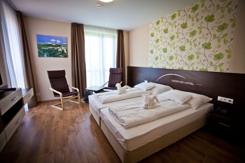 Comfort Room | Hypo-allergenic bedding, pillowtop beds, in-room safe, desk