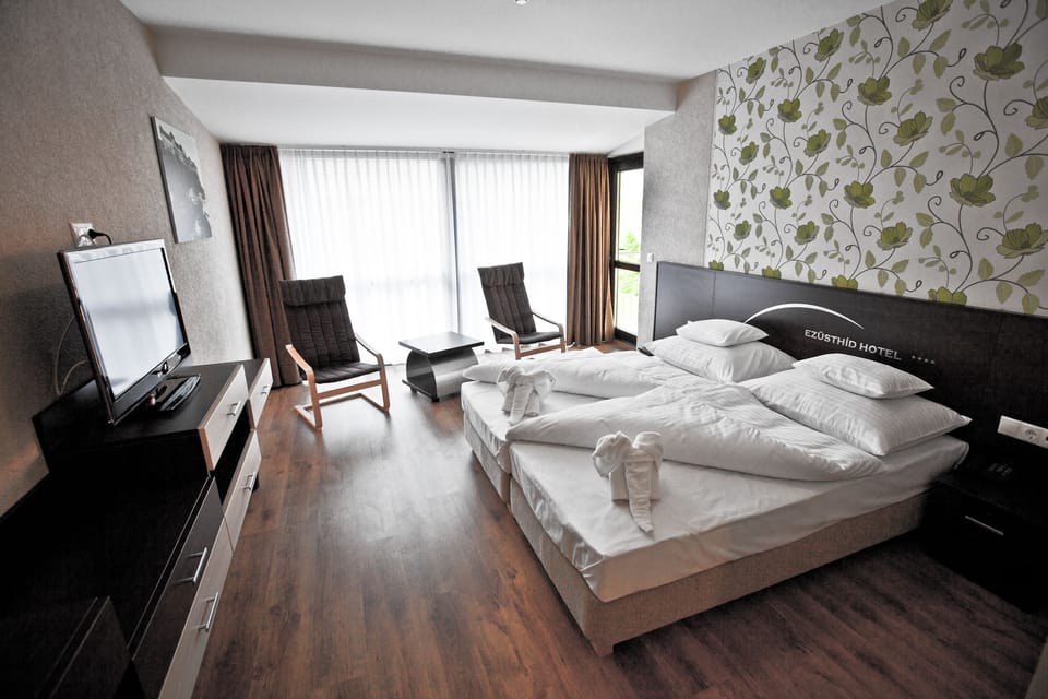 Comfort Room | Hypo-allergenic bedding, pillowtop beds, in-room safe, desk