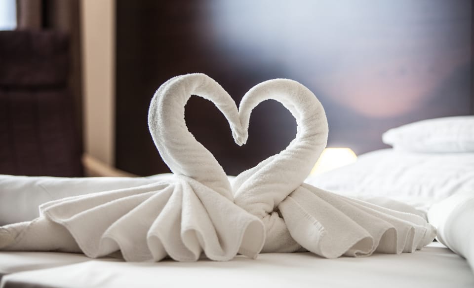 Comfort Room | Hypo-allergenic bedding, pillowtop beds, in-room safe, desk