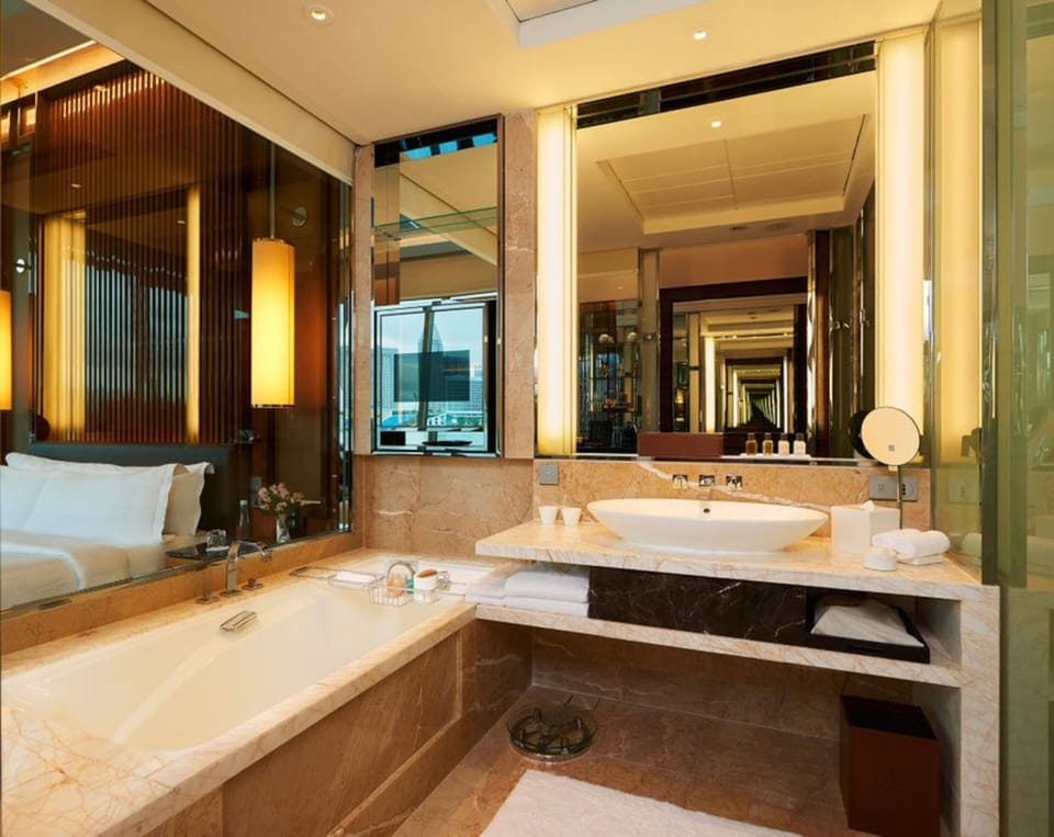 Separate tub and shower, deep soaking tub, free toiletries, hair dryer