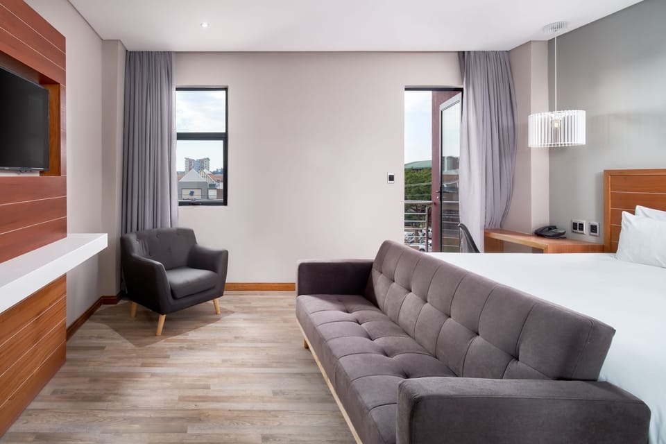 Room, 1 King Bed, Non Smoking, Balcony | 1 bedroom, in-room safe, desk, laptop workspace
