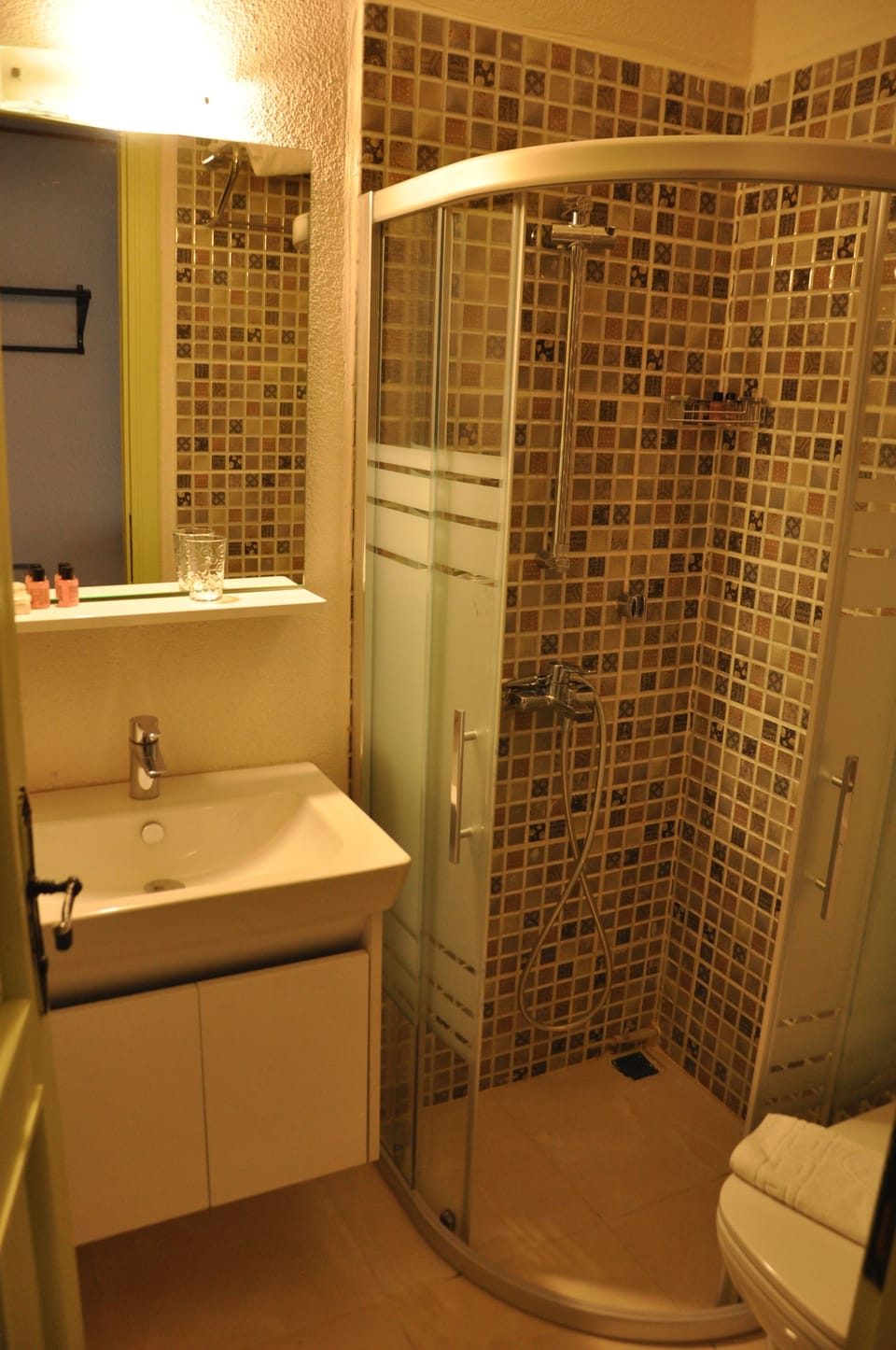 Economy Room | Bathroom | Shower, rainfall showerhead, hair dryer, slippers