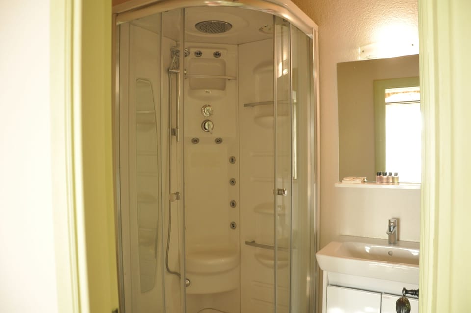 Elite Room, 1 Queen Bed | Bathroom | Shower, rainfall showerhead, hair dryer, slippers