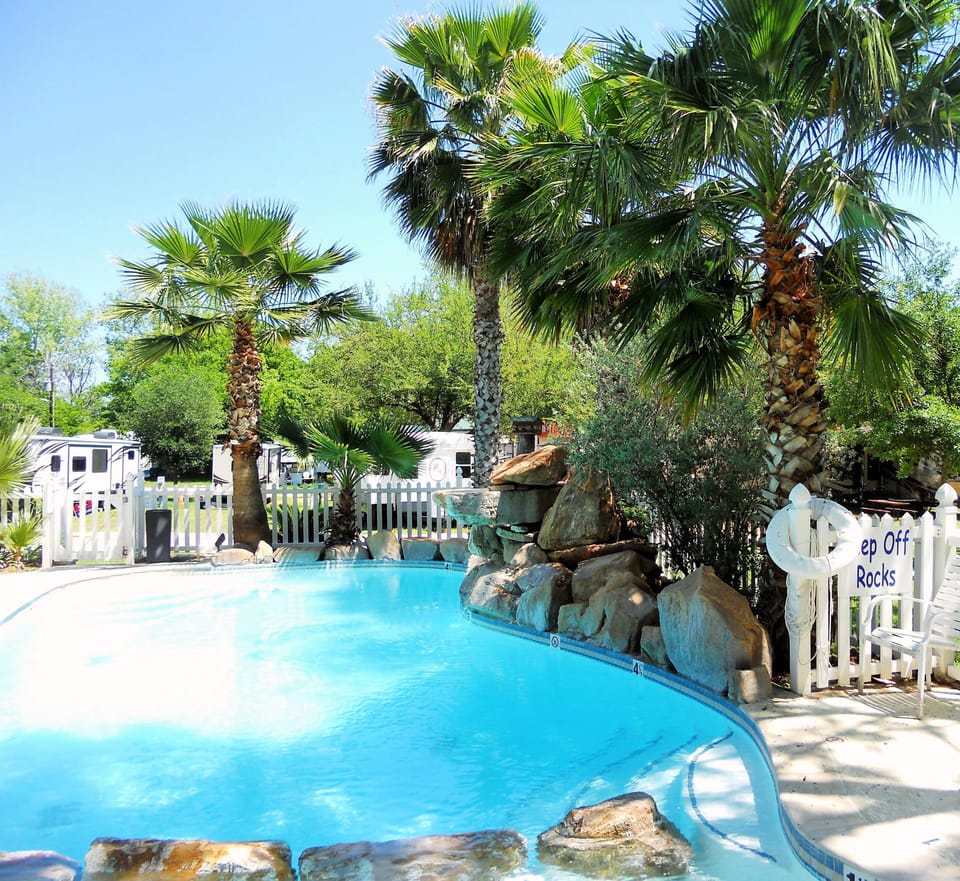 Shared Pool, about a 1 minute walk