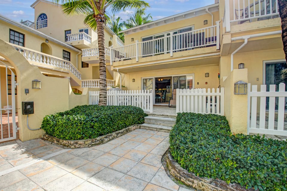 Bella Vista- ground floor- steps to pool and beach