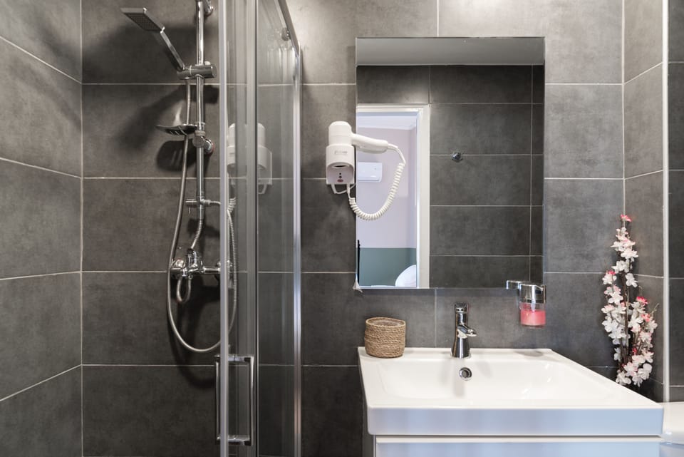 Comfort Double or Twin Room, City View | Bathroom | Shower, rainfall showerhead, free toiletries, hair dryer