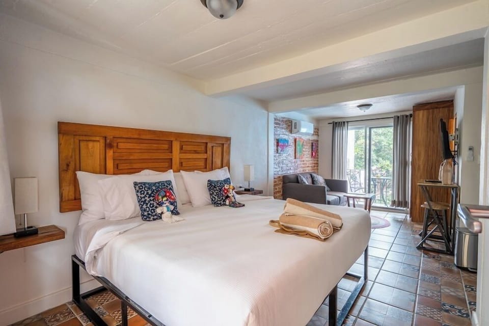 Deluxe Studio Suite, 1 King Bed, Balcony, Courtyard View | Down comforters, pillowtop beds, in-room safe, soundproofing