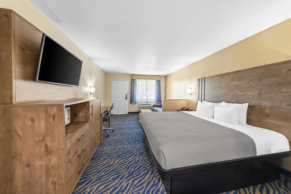 Suite, 1 King Bed with Sofa bed, Non Smoking | Premium bedding, desk, laptop workspace, soundproofing