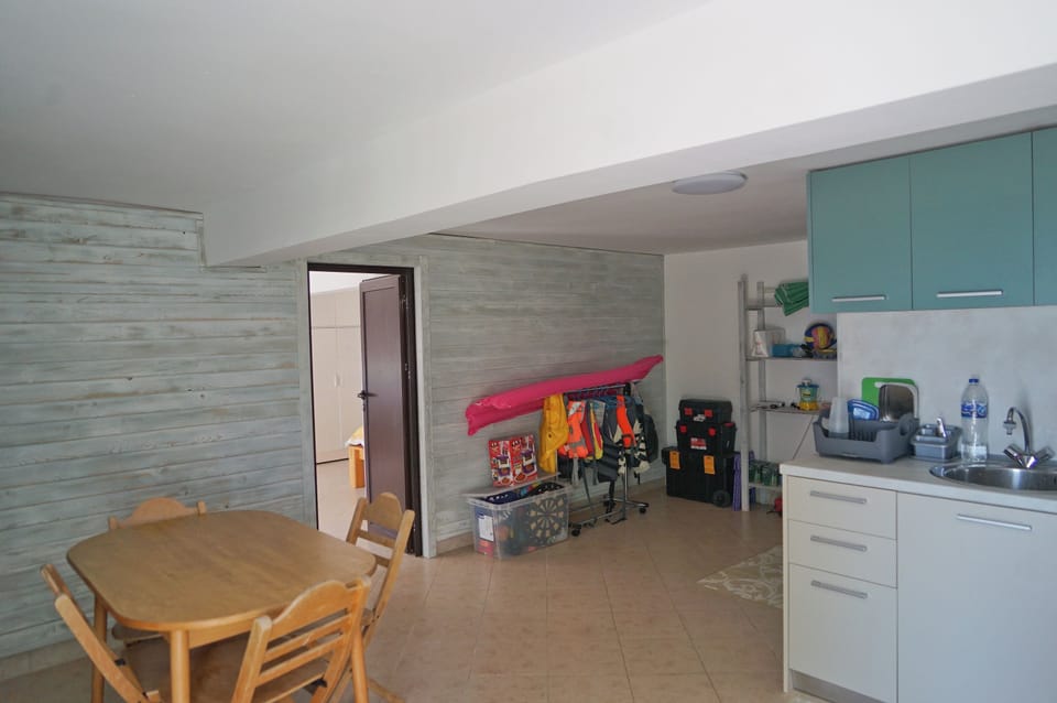 Ground floor with children's beach toys