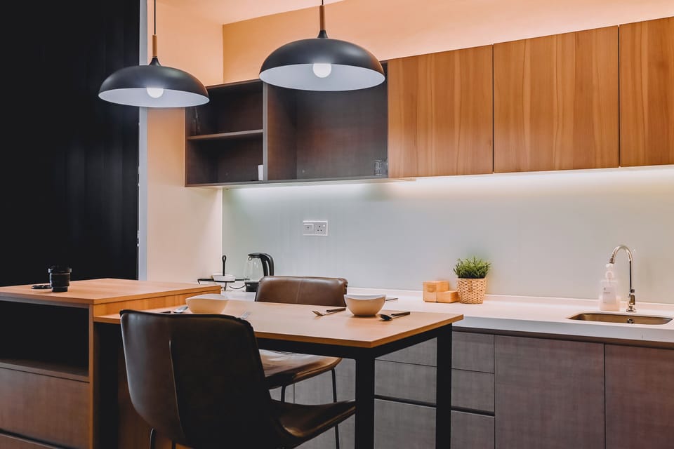 Deluxe Studio Suite, 1 Queen Bed | In-room dining