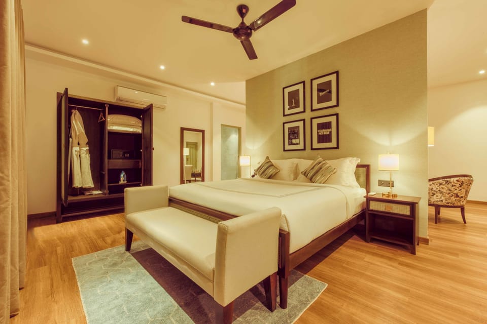 Classic Suite, Bathtub, Partial Ocean View | Egyptian cotton sheets, premium bedding, minibar, in-room safe