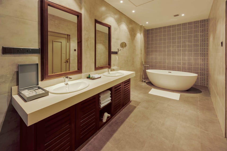 Classic Suite, Bathtub, Partial Ocean View | Bathroom | Shower, rainfall showerhead, free toiletries, hair dryer