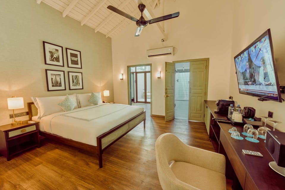 Deluxe Room, 1 Bedroom, Private Bathroom | Egyptian cotton sheets, premium bedding, minibar, in-room safe
