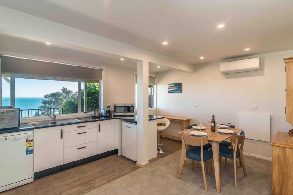 UPMARKET KITCHEN andamp; DINING