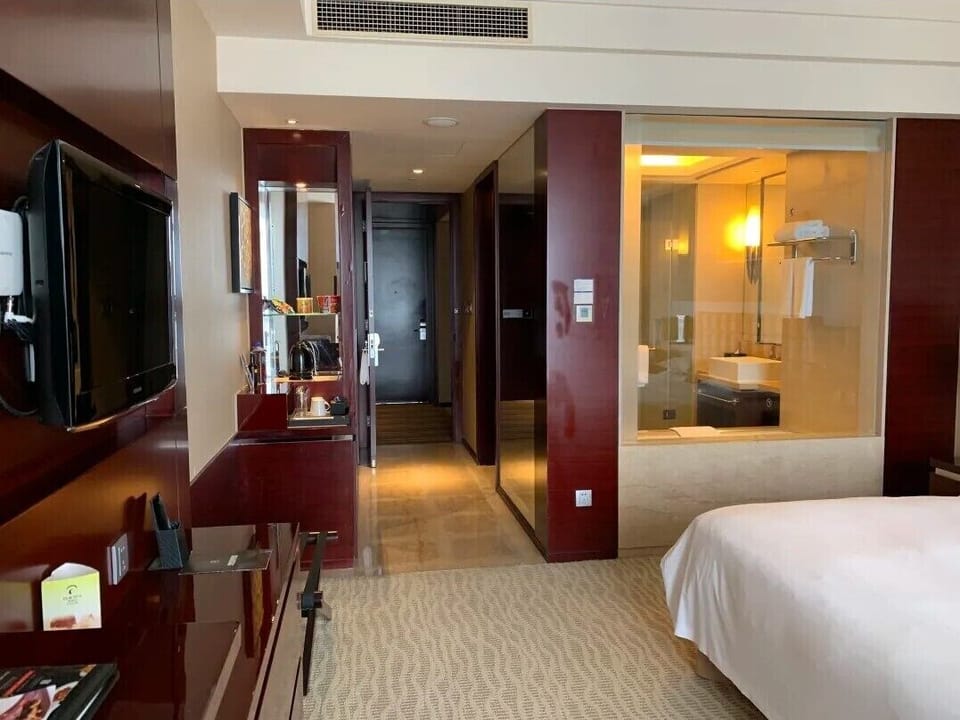 Premium bedding, down comforters, minibar, in-room safe